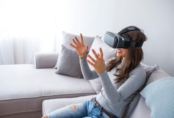 Žena s headsetem virtuální reality