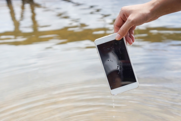 Mokrý smartphone vytiahnutý z jazera