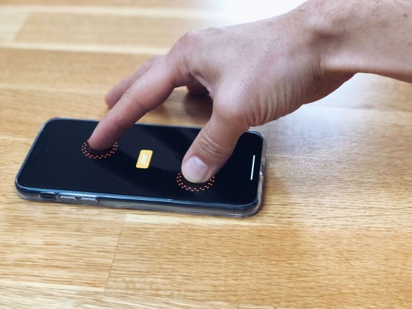 Dva prsty na dotykovom displeji smartfónu