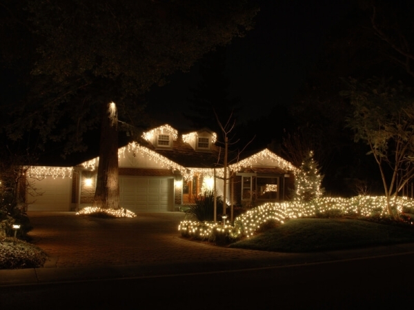 Vianočné osvetlenie rodinného domu.