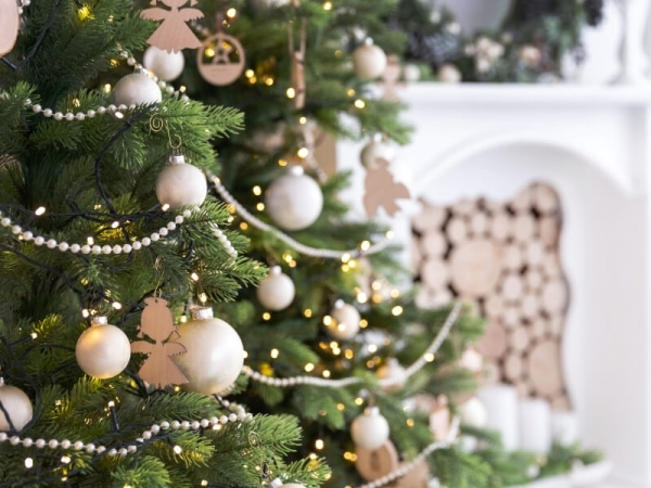 Vianočný stromček s ozdobami a svetielkami.