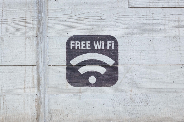 Nápis na dreve Free Wi Fi