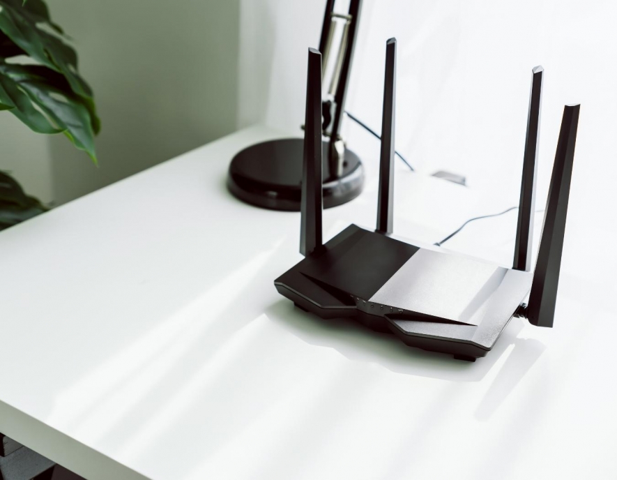 Wi-Fi router položený na pracovnom stole.