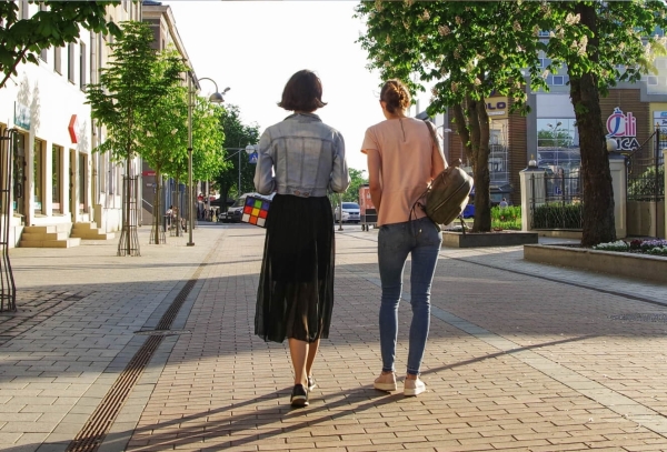 Dve ženy na prechádzke v meste.